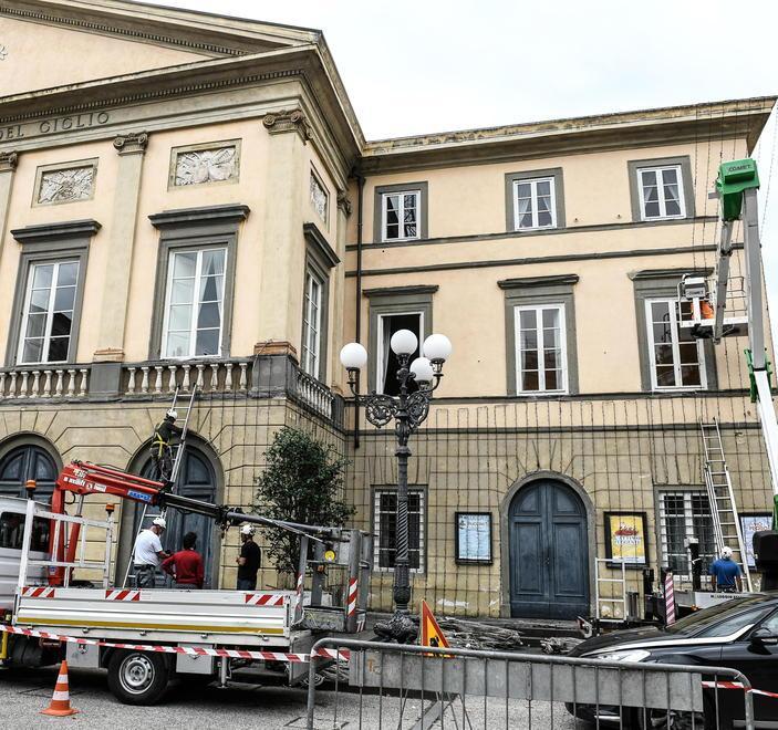 Teatro del Giglio vestito a festa Iniziato il montaggio delle luci