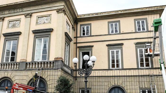 Teatro del Giglio vestito a festa Iniziato il montaggio delle luci