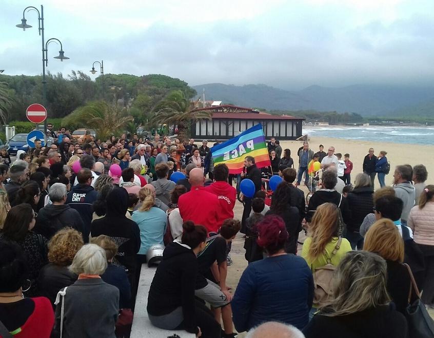 Oltre trecento sulla spiaggia per l’ultimo saluto a Fulvio lo “Scalzo” 