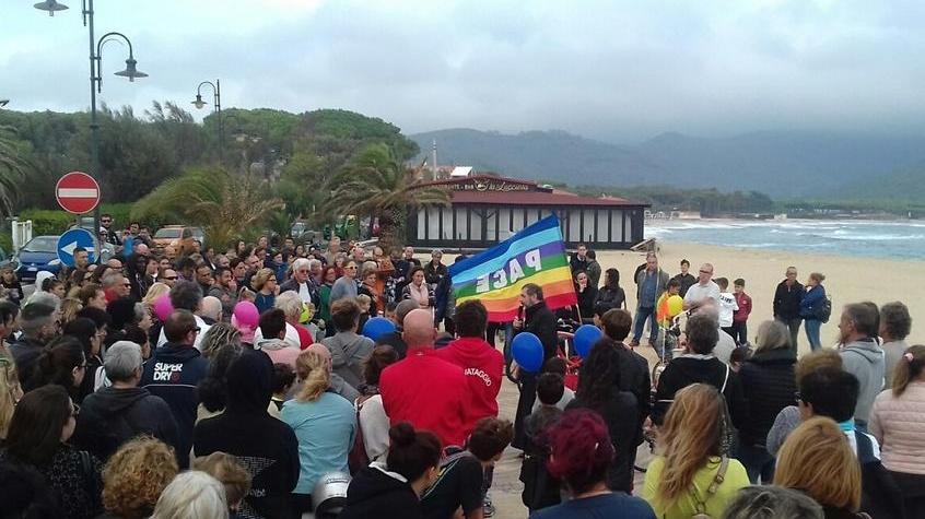 Oltre trecento sulla spiaggia per l’ultimo saluto a Fulvio lo “Scalzo”
