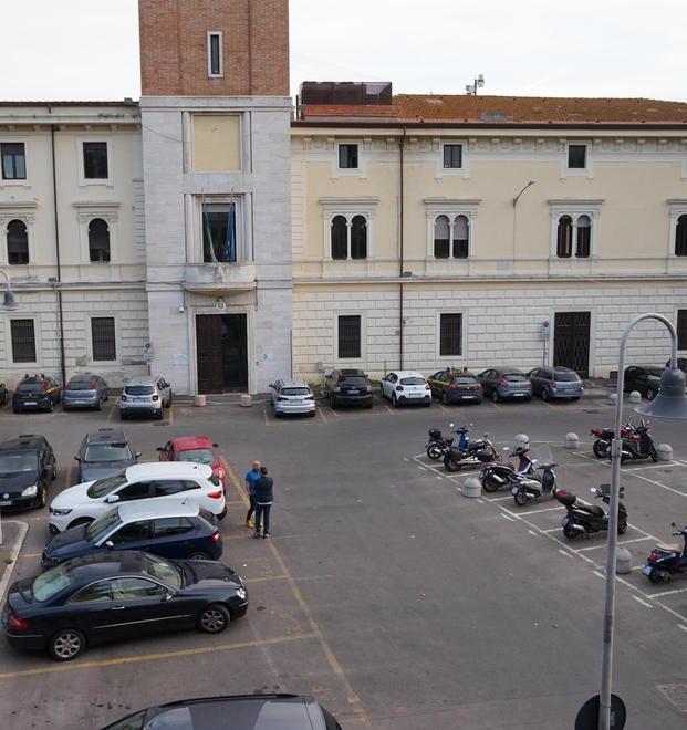 Due sbarre per chiudere il parcheggio della Finanza 