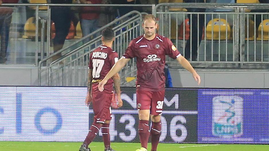 Due rigori in mezz’ora e il Frosinone va all’incasso San Lukas fa un miracolo, poi Ciano lo infilza all’88’
