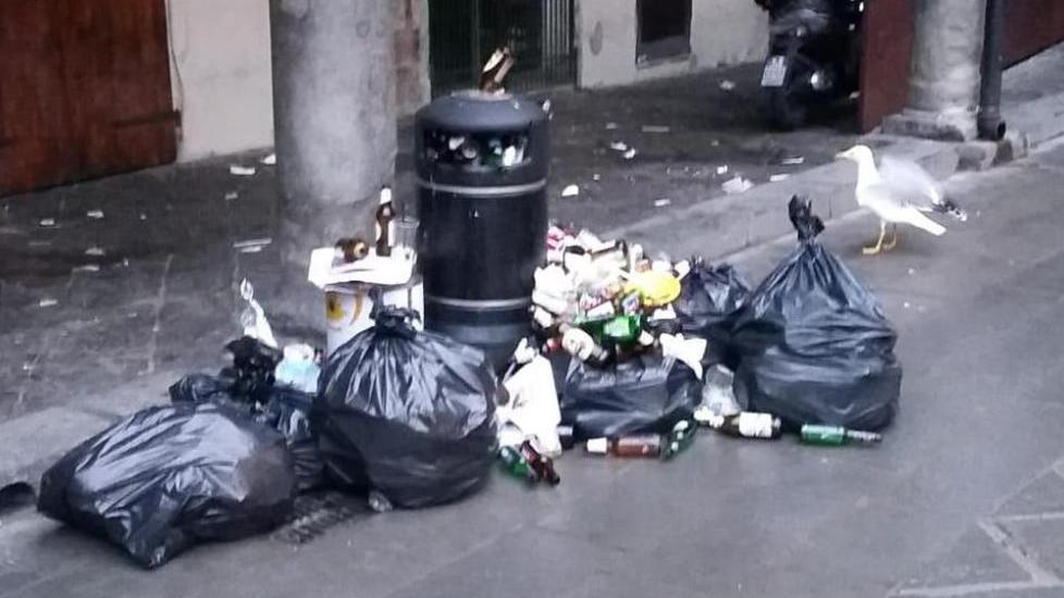 Tutti con il cartello “Vendesi”, in piazza delle Vettovaglie si alza la protesta