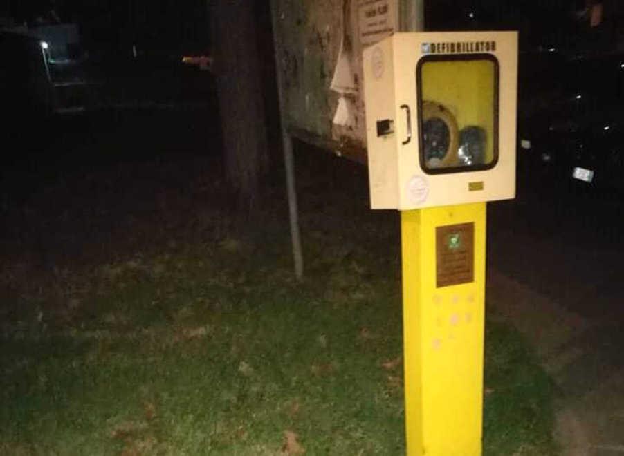 Vandali danneggiano il defibrillatore di piazza Berlinguer