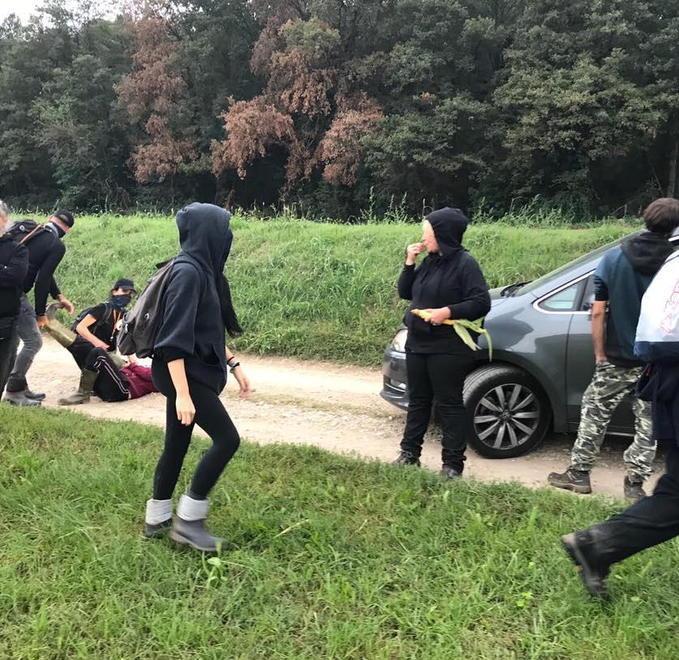 Attivisti anticaccia investiti da un’auto 