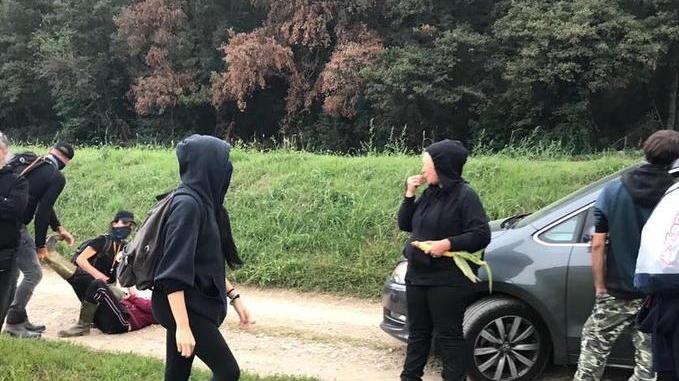 Attivisti anticaccia investiti da un’auto