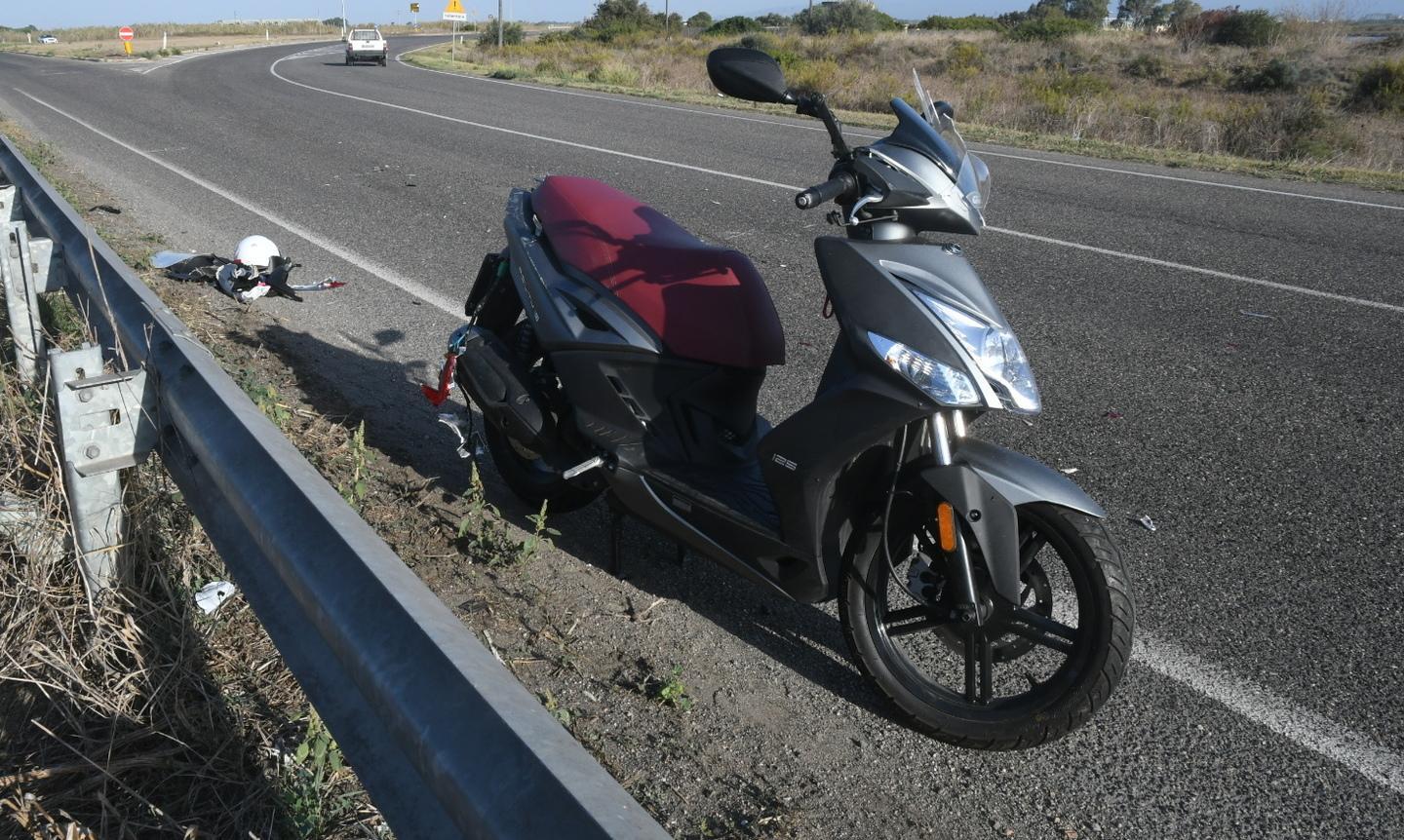 Cade con lo scooter, giovane ferito