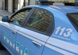 Pugni e testate ai poliziotti: finisce in cella un 31enne azero