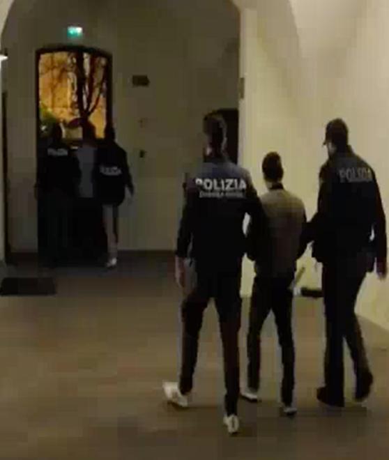 Estorsione, i due sinti fanno scena muta in aula 