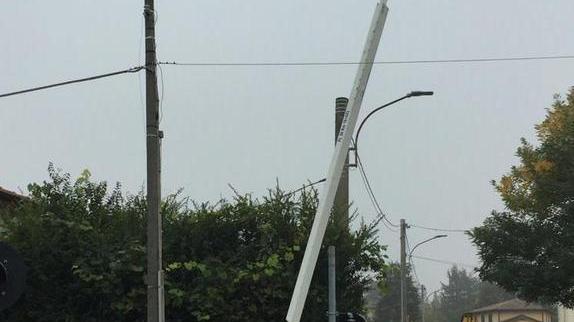Auto sfonda le sbarre in via Ariosto il traffico rimane bloccato per ore