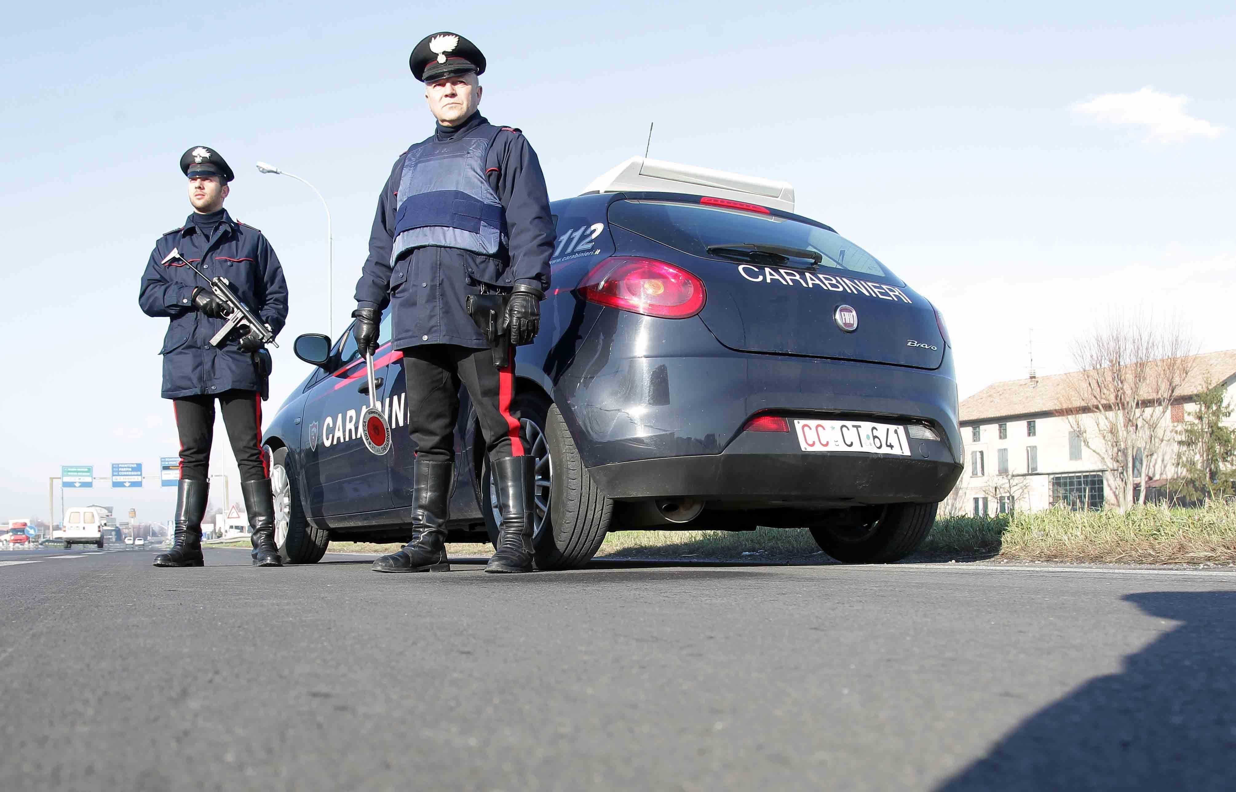 Reggio Emilia, guida una Vespa con una patente falsa: denunciato un 56enne