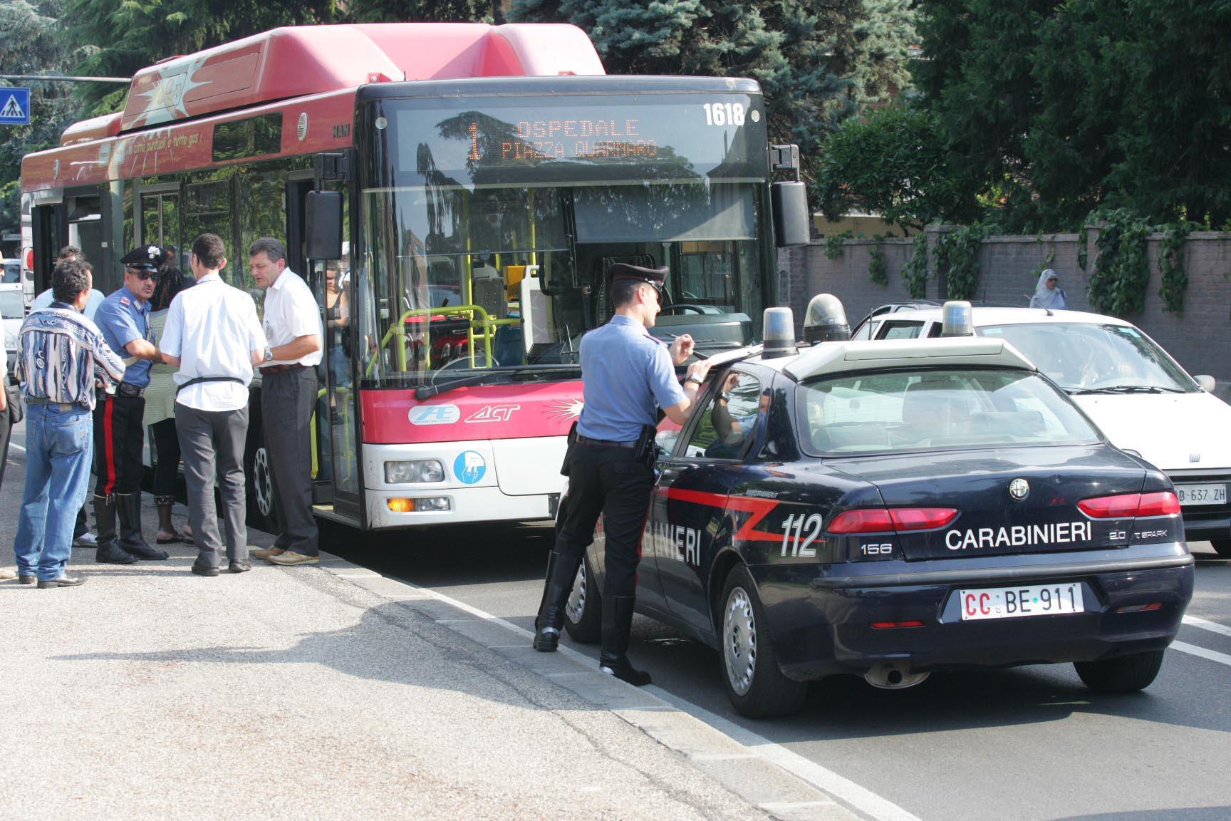 Pugni e bastonate contro l'autista dell'autobus, arrestato 26enne del Senegal