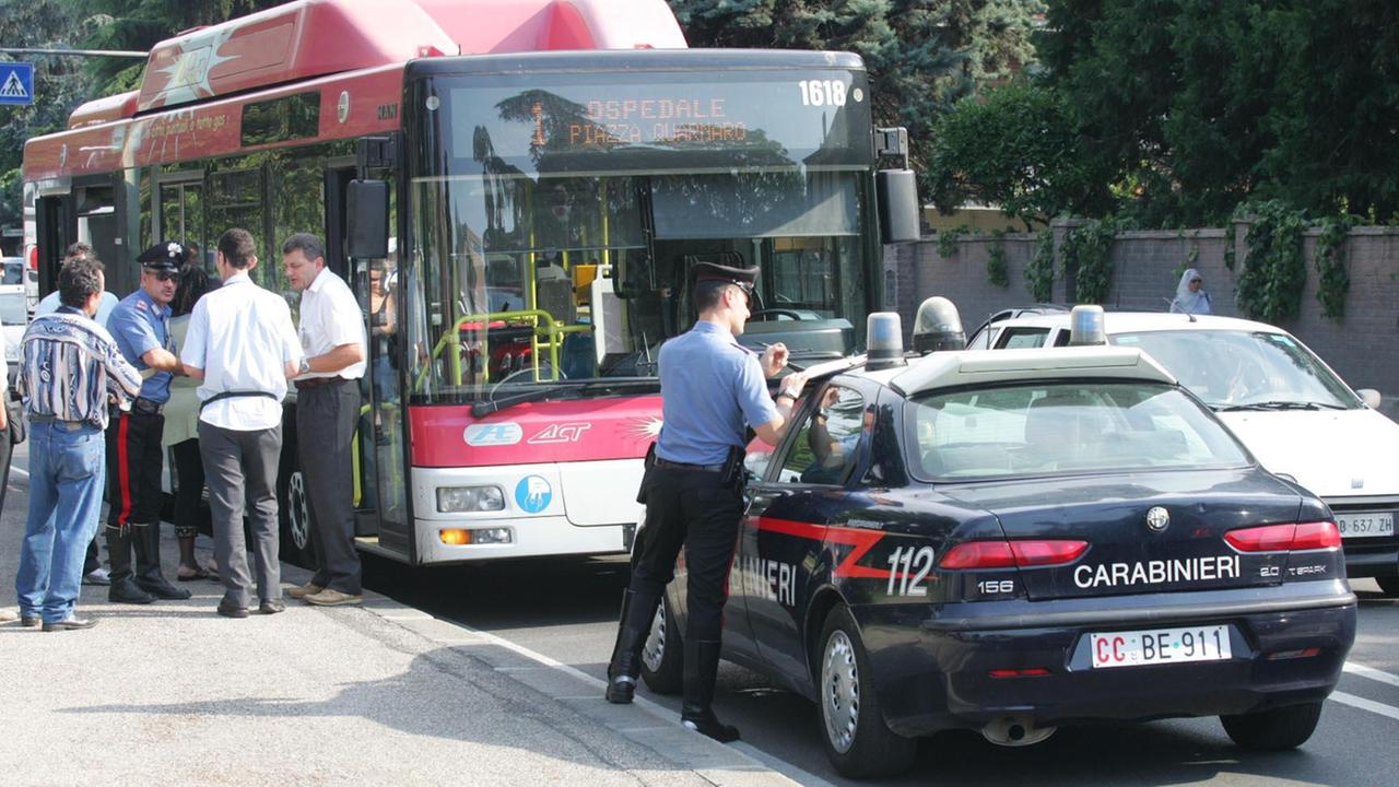 Pugni e bastonate contro l'autista dell'autobus, arrestato 26enne del Senegal