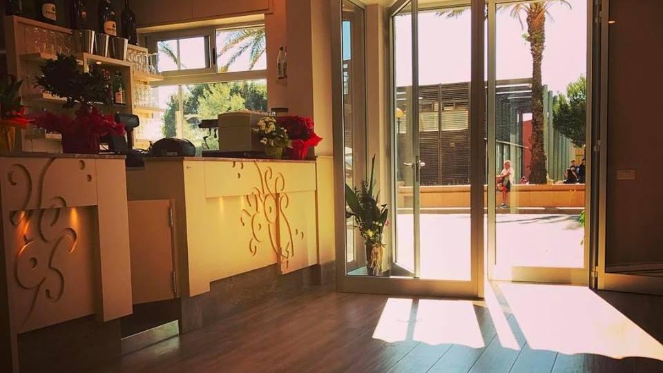 L'interno del ristorante "La Regina dello Scoglio" di viale Italia (foto tratta dalla pagina Facebook del locale)