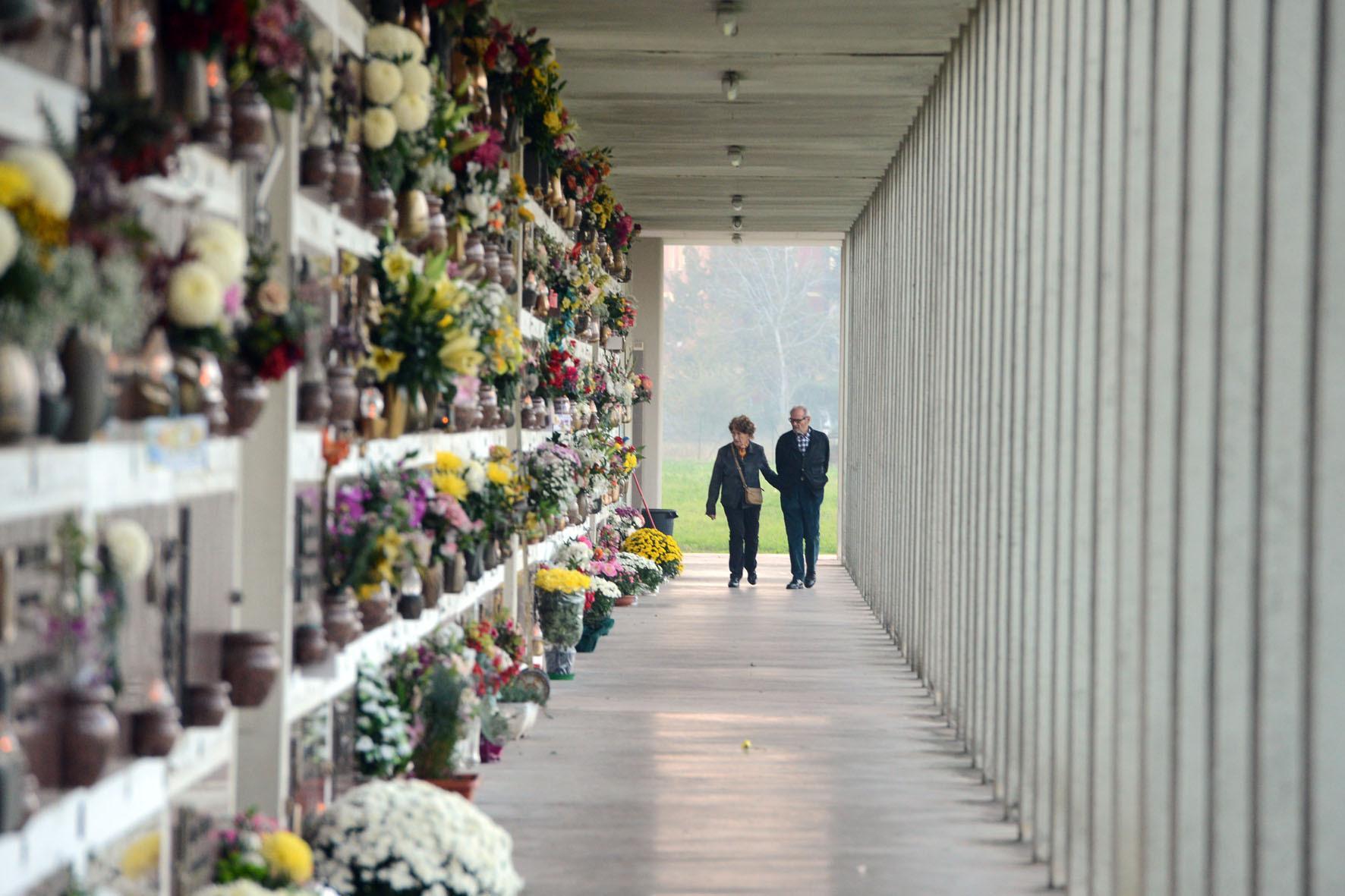 Modena, commemorazione defunti: cambiano gli orari dei cimiteri