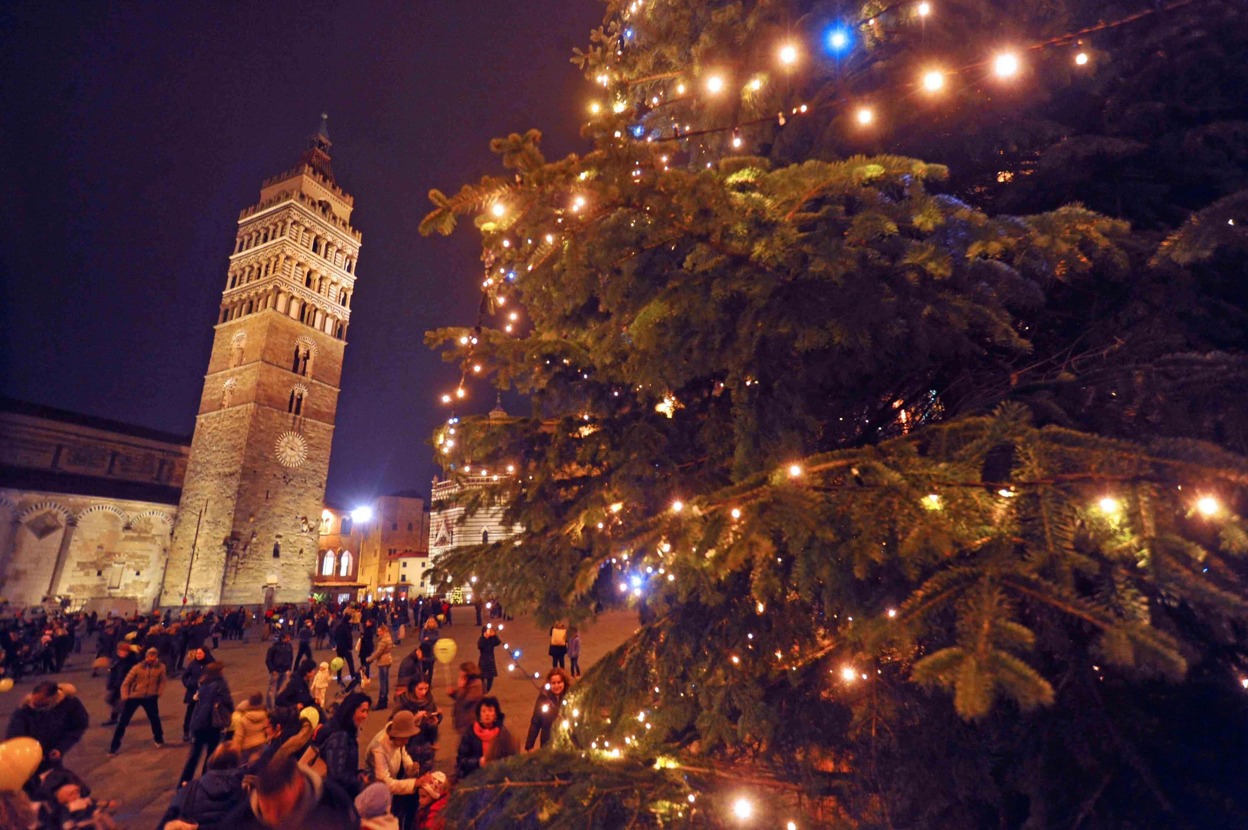 Luminaria in piazza Duomo a Pistoia (foto Gori)