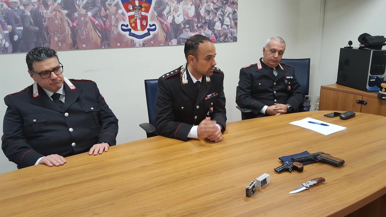 La conferenza stampa dei carabinieri: sul tavolo le armi rinvenute
