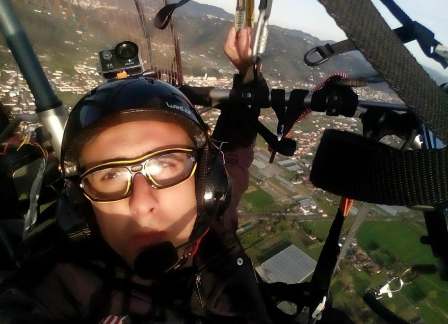 L’autista dei pullman che va al lavoro volando 