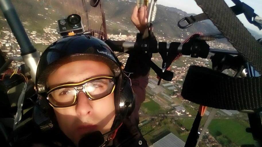 L’autista dei pullman che va al lavoro volando