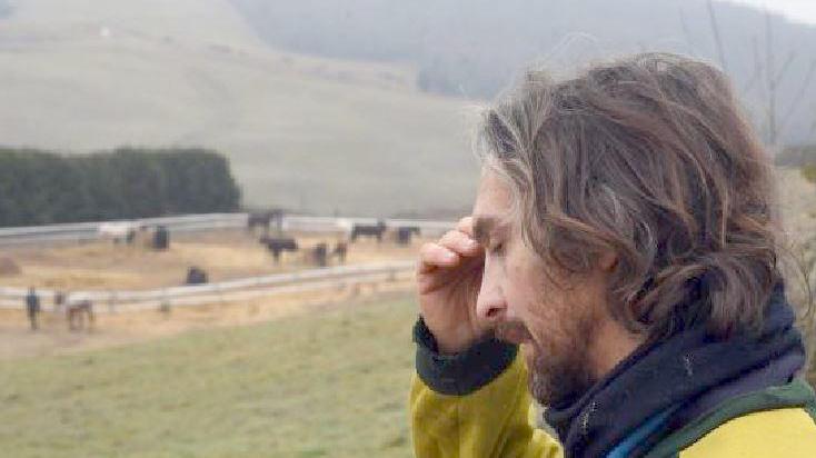 Sonny Richichi e sullo sfondo i cavalli del centro di recupero a Tignano
