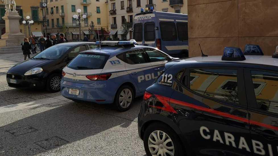 Alcuni mezzi delle forze dell’ordine parcheggiati ieri mattina in piazza Montanelli prima del blitz