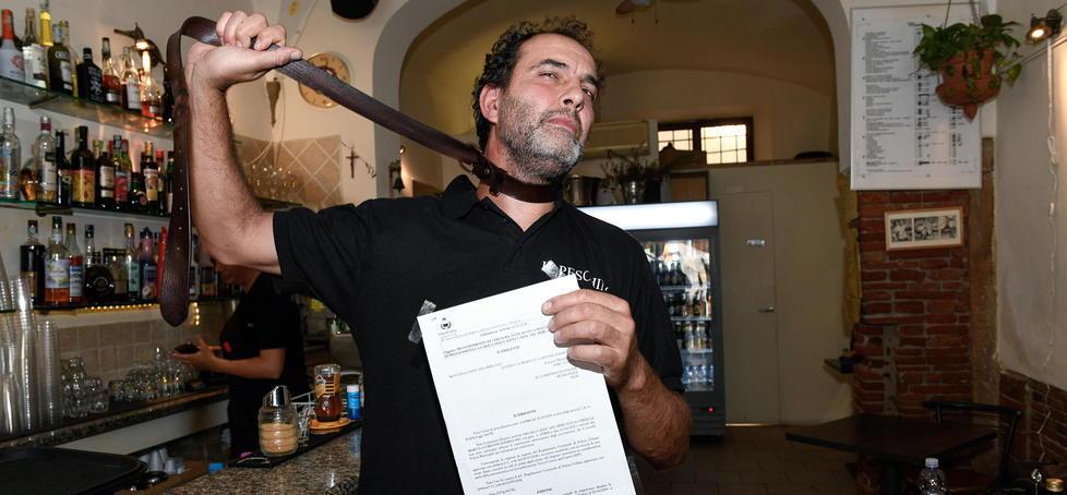 Andrea Cordoni, titolare del “Peschino - Caffè del Mercato” di piazza San Michele mostra l’ordinanza che ha ricevuto dal Comune (Foto Fiorenzo Sernacchioli)