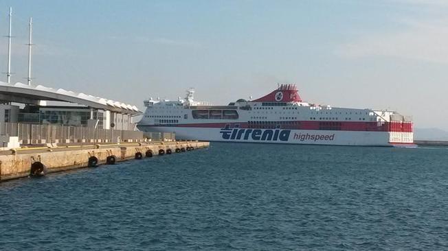 Forte vento, due navi si urtano in porto a Cagliari