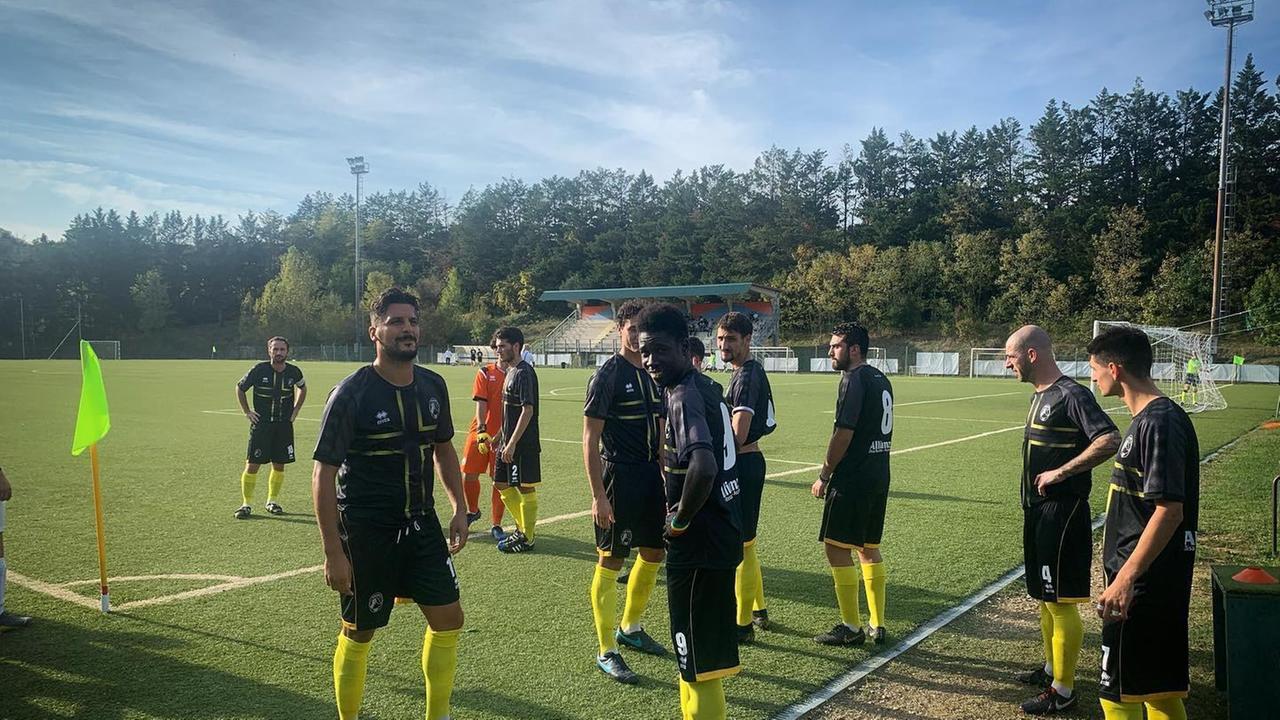 Formazione dell'Acciaiolo prima di scendere in campo oggi per la gara contro l'Aurora Montaione (Coppa Seconda Categoria)