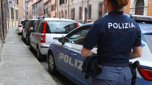 Avvicinato dalla giovane donna e il Rolex al polso sparisce