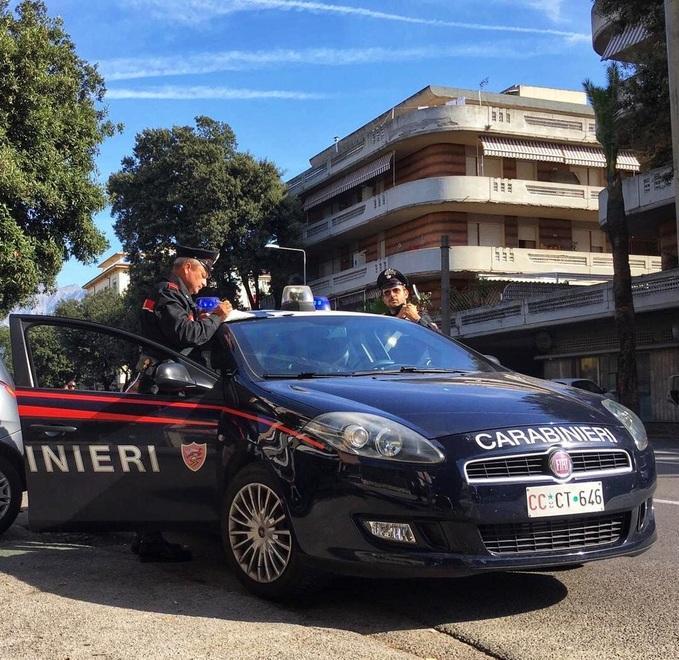 Molesta i clienti del pub a Carrara, giovane arrestato 