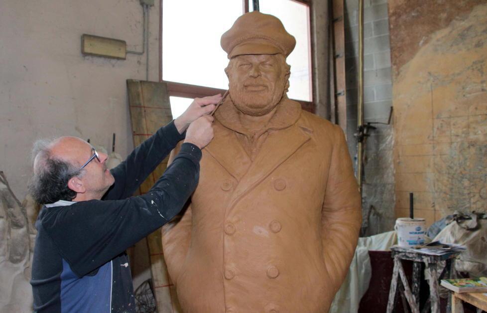 L'autore della statua di Bud: «L'opera è in vetroresina e regge il salmastro, è tutta una scusa» 
