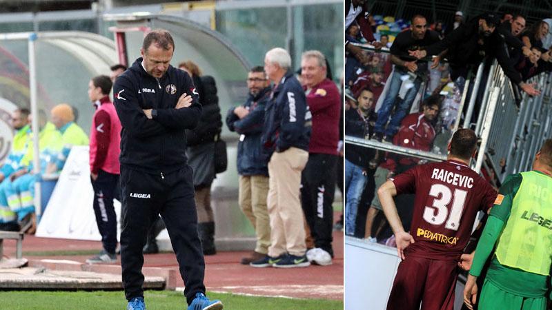 Roberto Breda contro il Pisa si gioca una bella fetta del suo futuro sulla panchina, a destra Raicevic e gli altri giocatori sotto il settore dei tifosi amaranto a fine partita a Frosinone