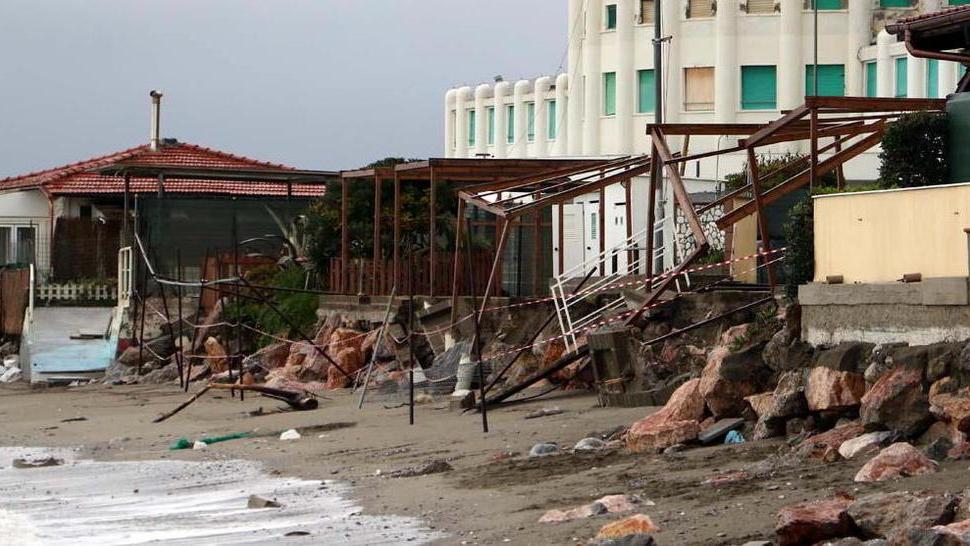 Se il mare avanza, tu sposti il bagno: ma c’è chi rischia di finire in strada
