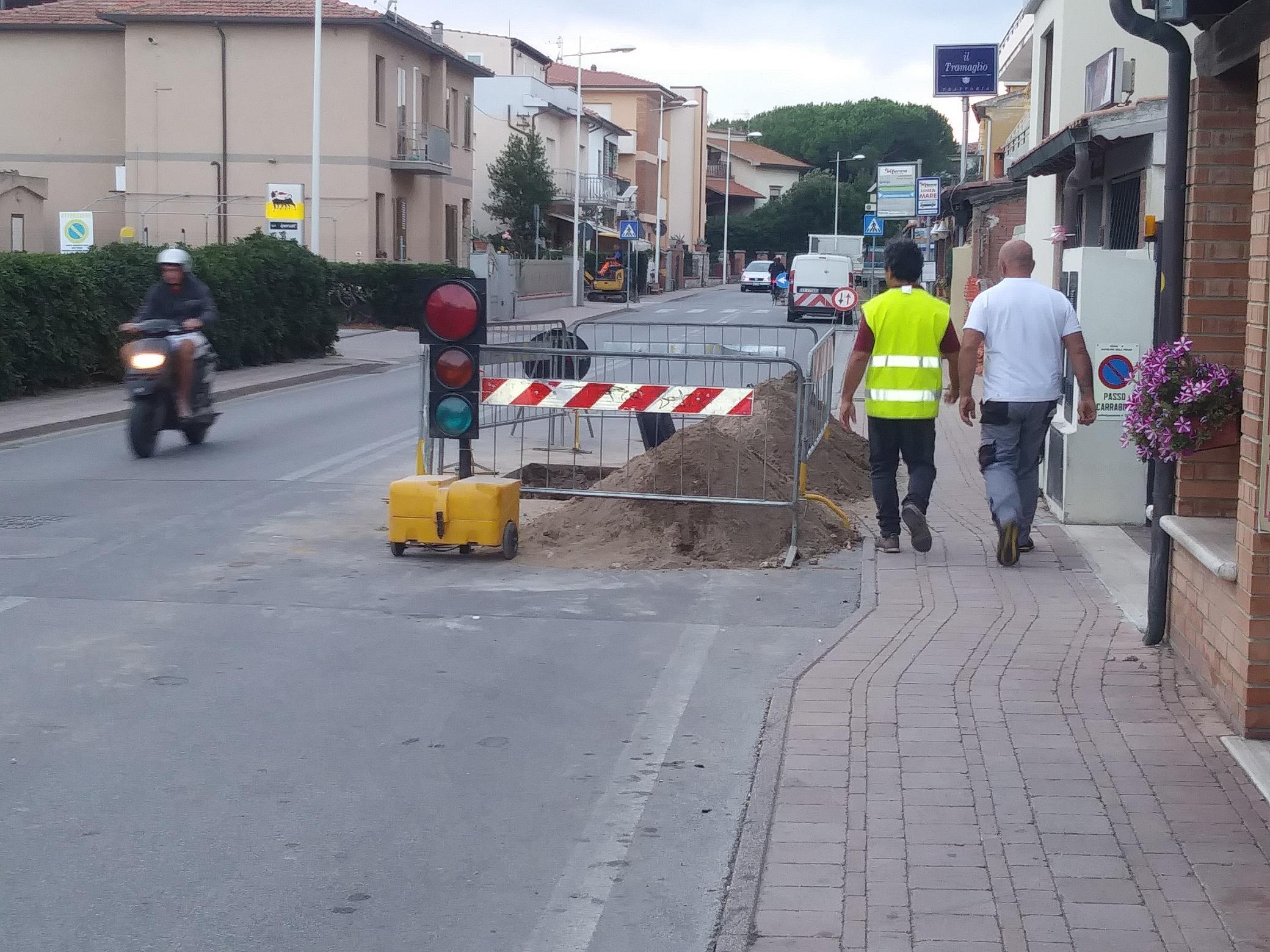 I lavori alla condotta dell'acqua e del gas a Castiglione della Pescaia