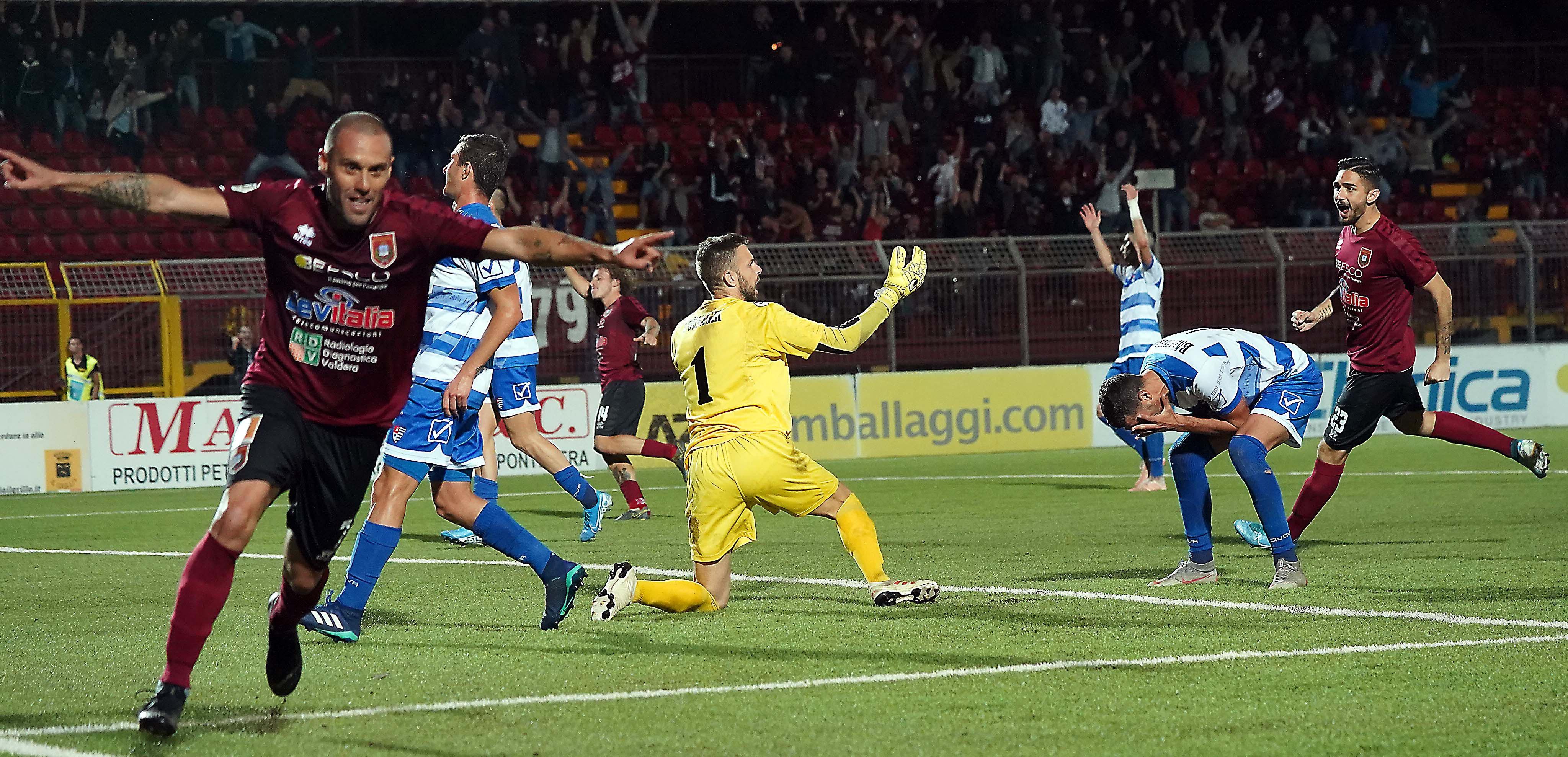 L'esultanta di Daniele Mannini dopo il gol del 2-1 con cui il Pontedera ha sconfitto la Pro Patria