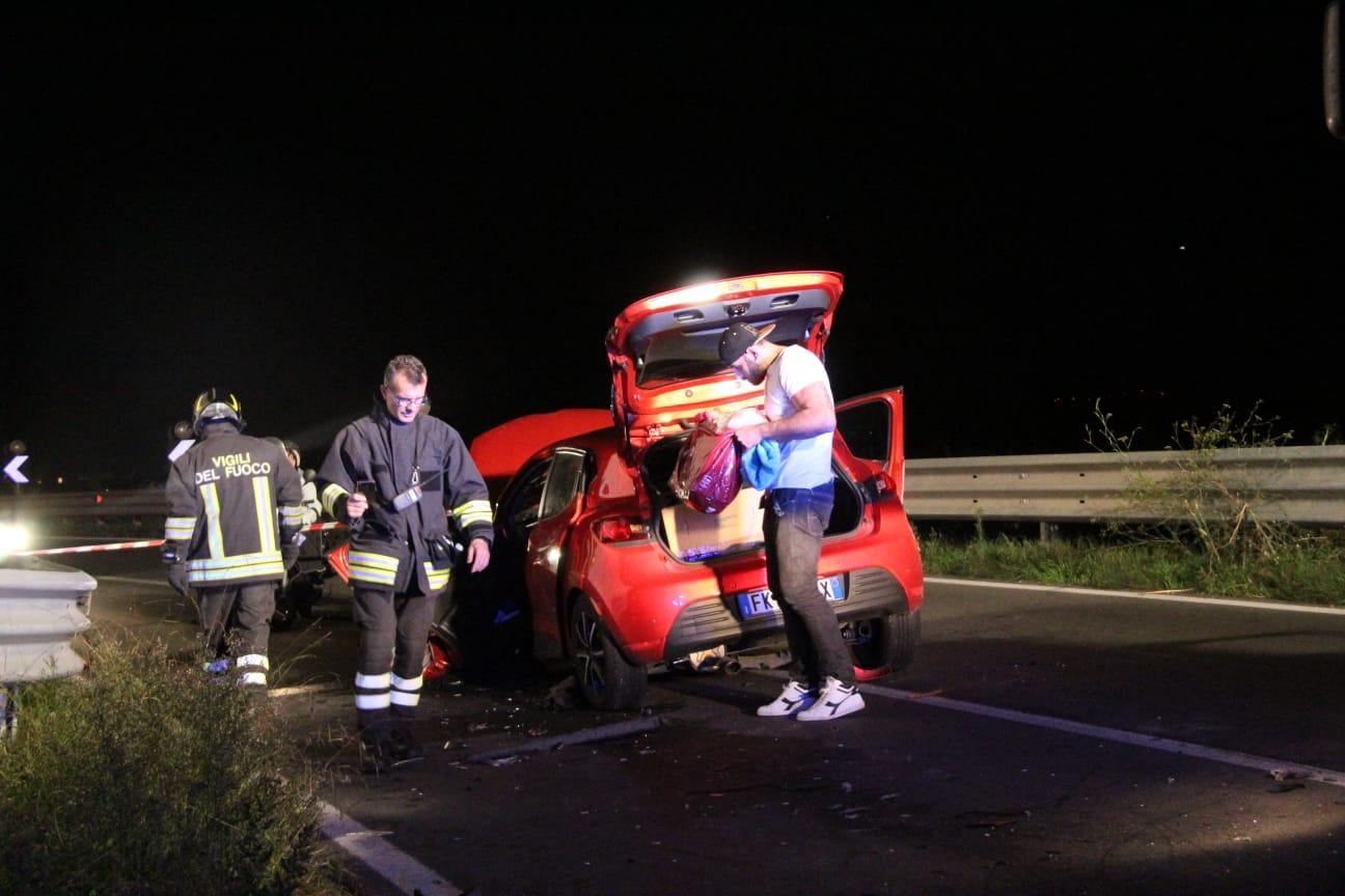 I vigili del fuoco sul posto (foto Cecilia Foschi/Pentafoto)