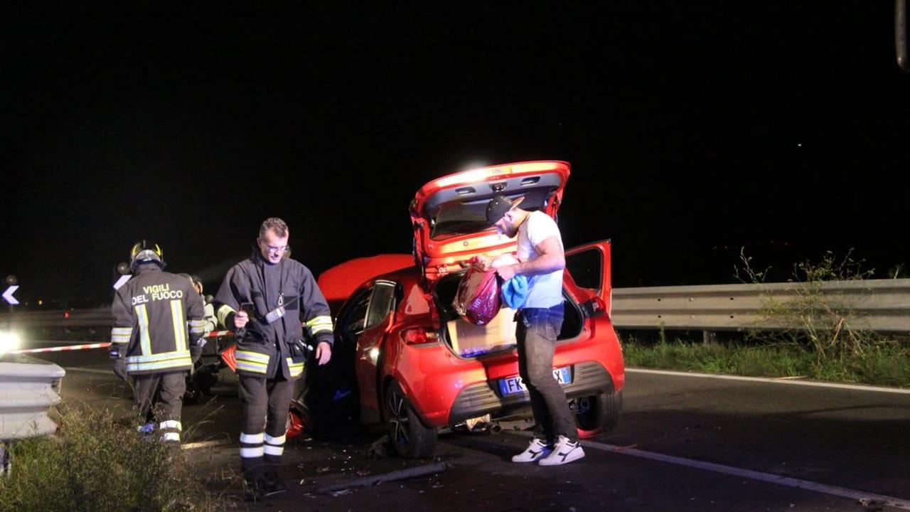 I vigili del fuoco sul posto (foto Cecilia Foschi/Pentafoto)