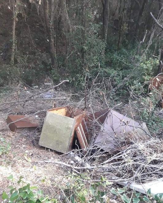 Rifiuti abbandonati nei boschi e sulle strade di campagna 