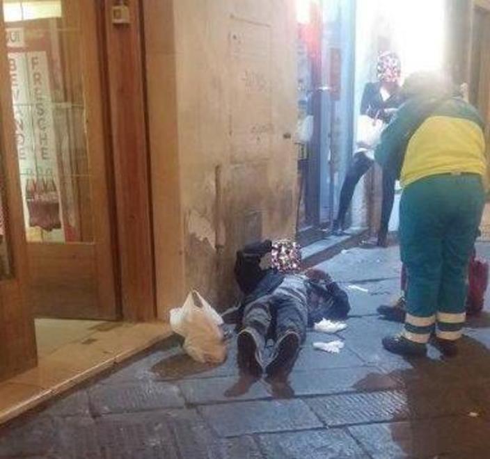 Sfregiato con una bottigliata nella lite in piazza Vettovaglie