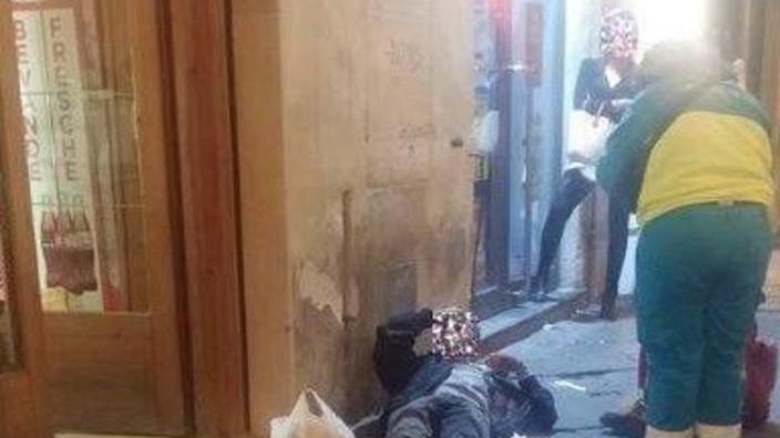 Sfregiato con una bottigliata nella lite in piazza Vettovaglie