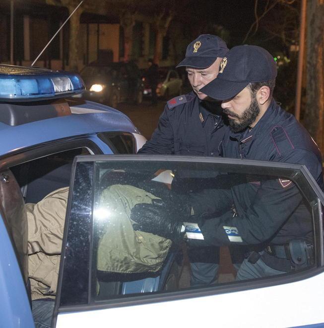 Nasconde i vestiti rubati nel passeggino del bimbo Arrestato dalla polizia