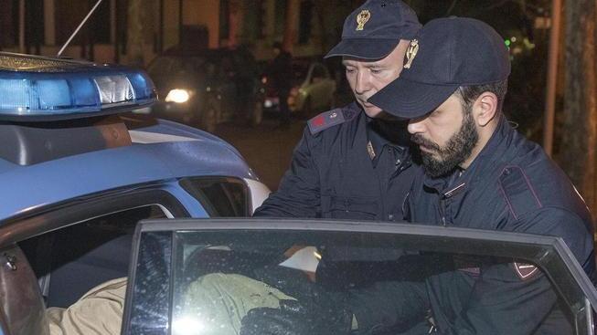 Nasconde i vestiti rubati nel passeggino del bimbo Arrestato dalla polizia