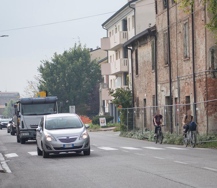 Via Roosevelt, ciclabile interrotta Residenti e negozianti protestano 