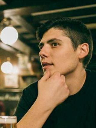 Da deejay delle notti bosane a graphic designer a Londra