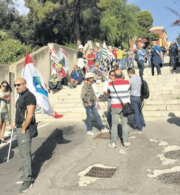 La manifestazione degli operai di Sider Alloys a Villa Devoto