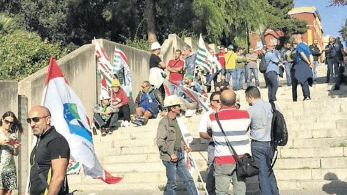 La manifestazione degli operai di Sider Alloys a Villa Devoto