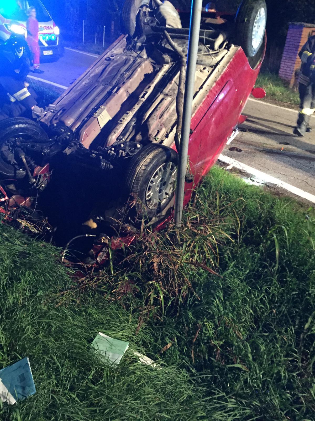 Ventenne muore nello schianto con l'auto contro un palo