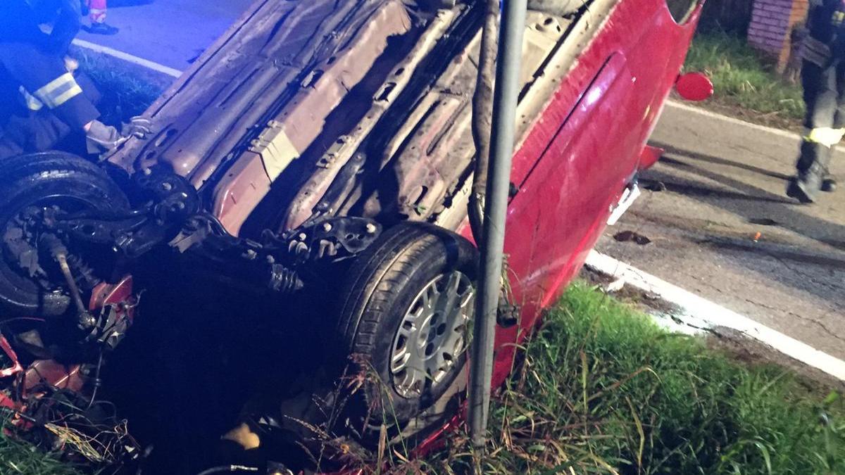 Ventenne muore nello schianto con l'auto contro un palo
