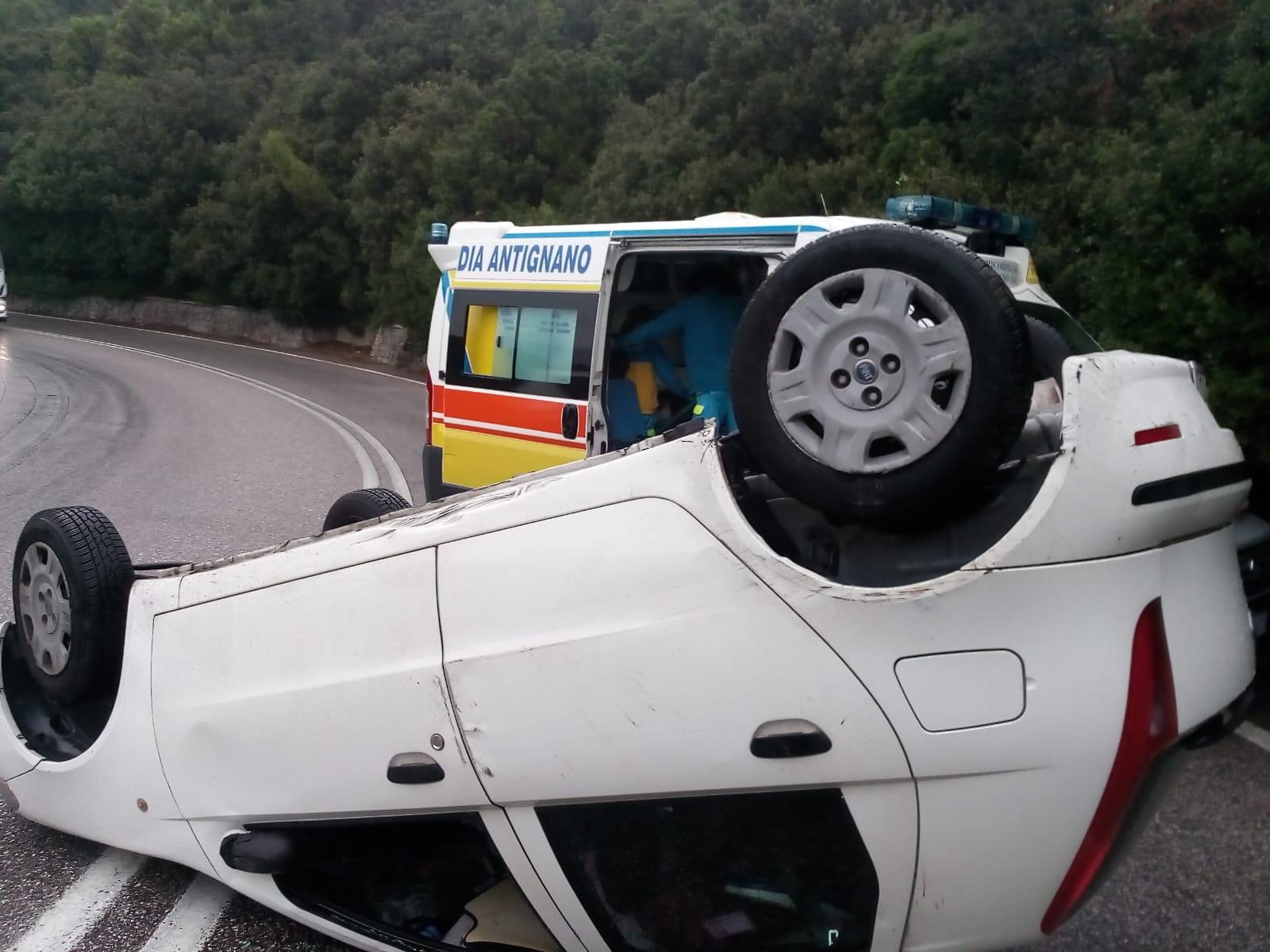 L'auto ribaltata sul Romito e l'ambulanza della Misericordia di Antignano sul posto