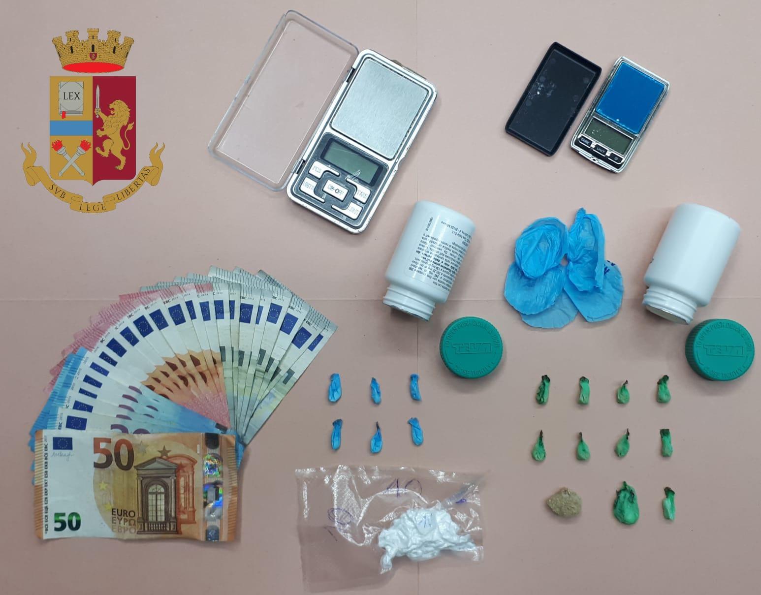 La droga, i contanti e i telefonini sequestrati ai due coniugi